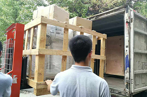 鎮(zhèn)江客戶SMT設備專車送貨，貨到上門安裝調試